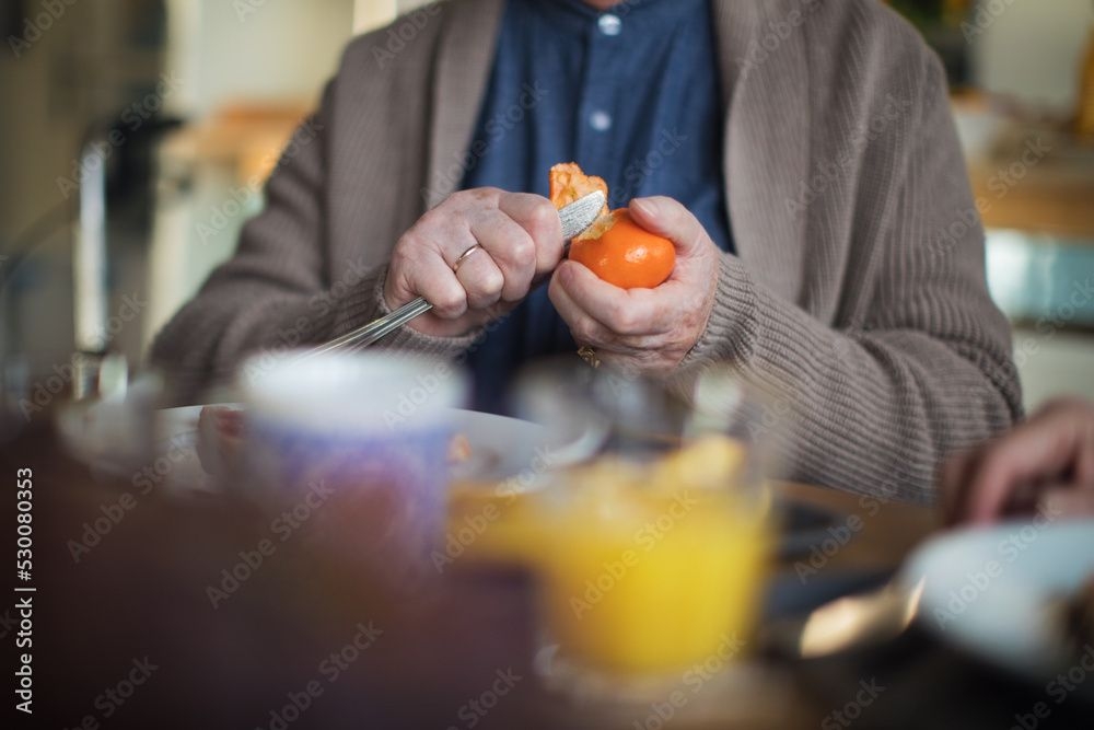 Helpende handen aan de ontbijttafel voor ouderen