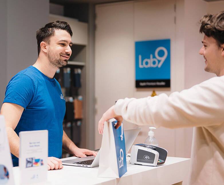 Verkoopmedewerker met headset