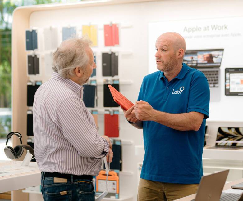 Verkoopmedewerker met headset