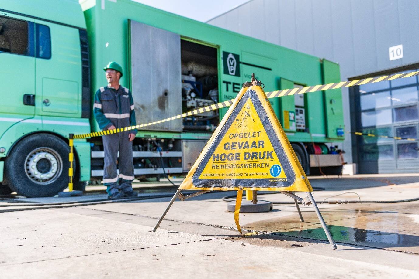 Industrieel reiniger met C/CE rijbewijs